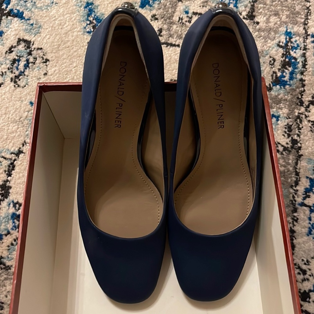 Donald J. Pliner Parris Navy Heeled Pump (R208172) Size 7M
